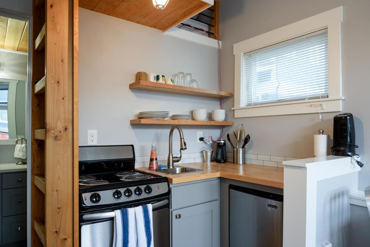 Tiny House By Kabino Mini Modern Tiny Home Heart Of Green Lake Pet Friendly Wifi Loft Up Ladder Plus Sleeper Sofa Сиатъл Екстериор снимка